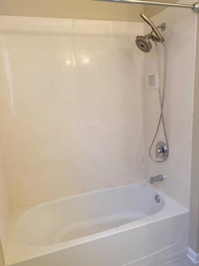 Building Photo - Spacious 3/2 Condo with Pond View!