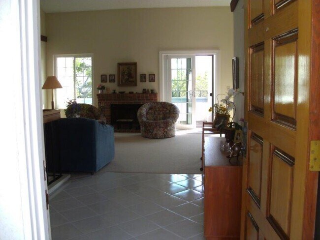 Building Photo - Charter Point Condo, 3 bedrooms, 3 baths !