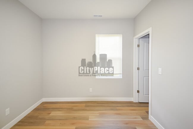 Building Photo - 2809 E Riverside Dr