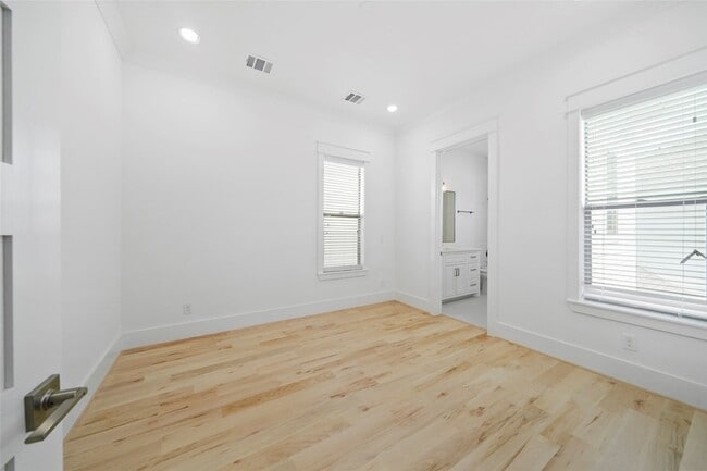 Building Photo - 914 Waverly St