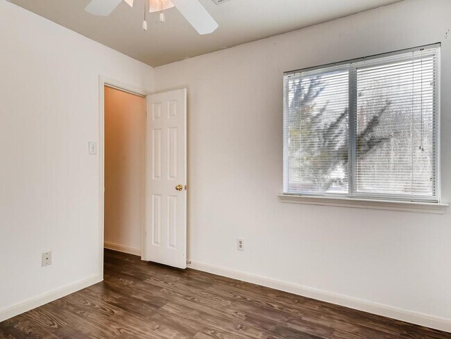 Building Photo - 200 Buttercup St