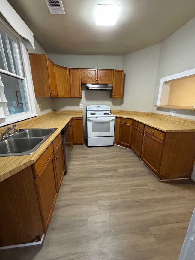 Building Photo - Quaint home in downtown Augusta Ready now!