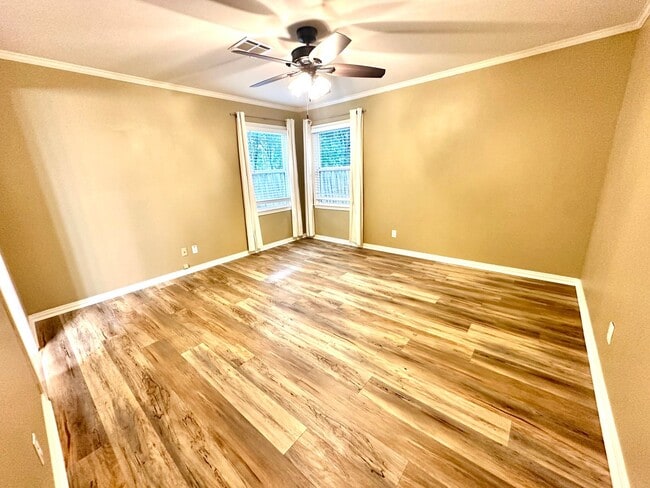 Building Photo - **Application Received ** Available Now! Charming 4-Bedroom Home with Modern Kitchen & Spacious B...