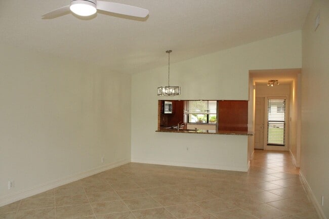 Building Photo - 4327 Palm Forest Dr N