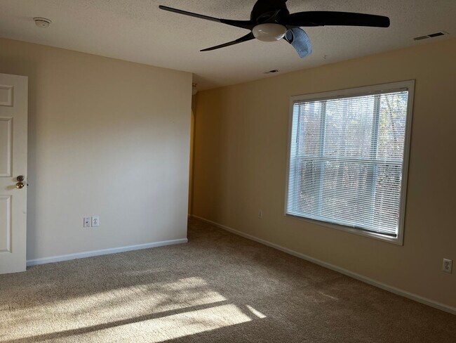 Building Photo - Town home located in Greenville