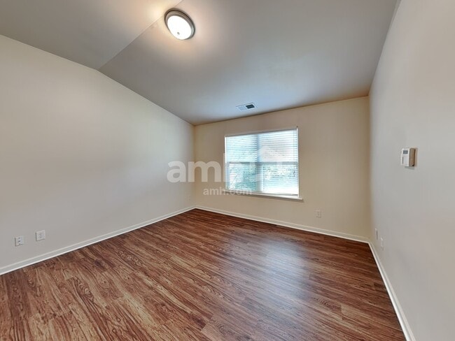 Building Photo - 975 Donington Cir