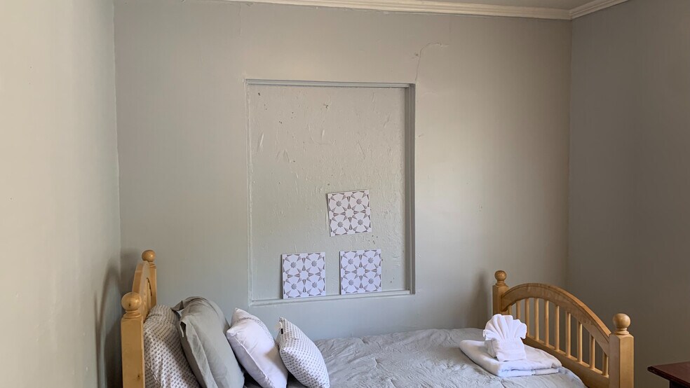 Building Photo - Room in House on E Cornwallis Rd