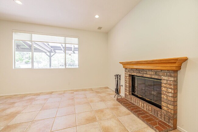 Building Photo - Executive 5-Bedroom Pool Home with Dual Master Suites in Stevenson Ranch