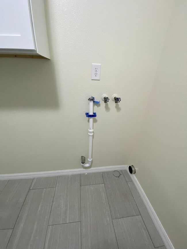 Building Photo - Clean two bedroom two bath with Office and porch