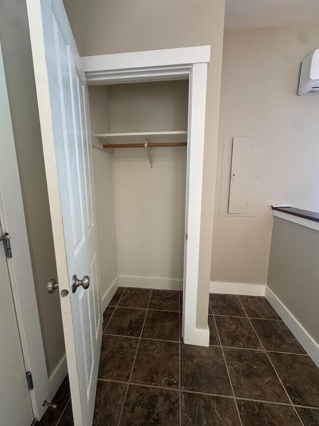 Building Photo - Single-family 3-bedroom home in a desirable neighborhood in town!