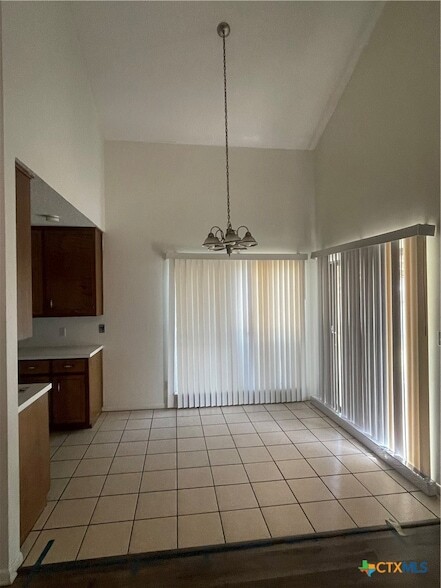 Building Photo - 513 Camelot Dr