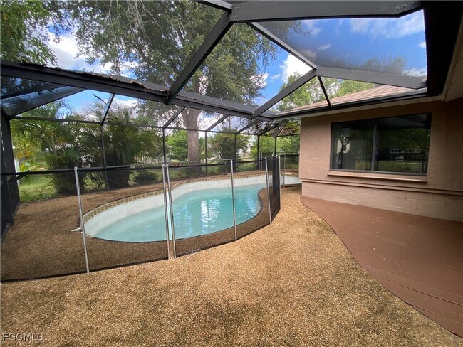 Building Photo - 930 Jasmine St