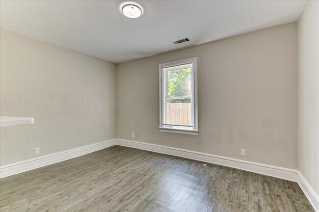 Building Photo - 256 Walker St
