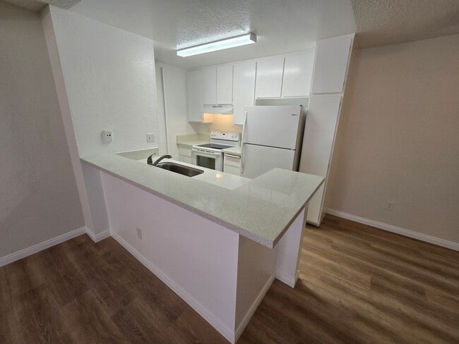 Building Photo - Beautifully Renovated Ground-Floor 2 Bedroom – Over 900 Sq. Ft.!