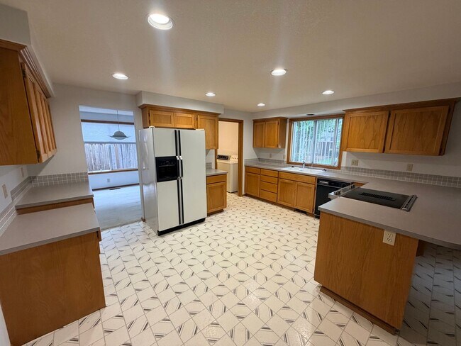 Building Photo - Wonderful 4 bedroom in desirable Hillsboro neighborhood.