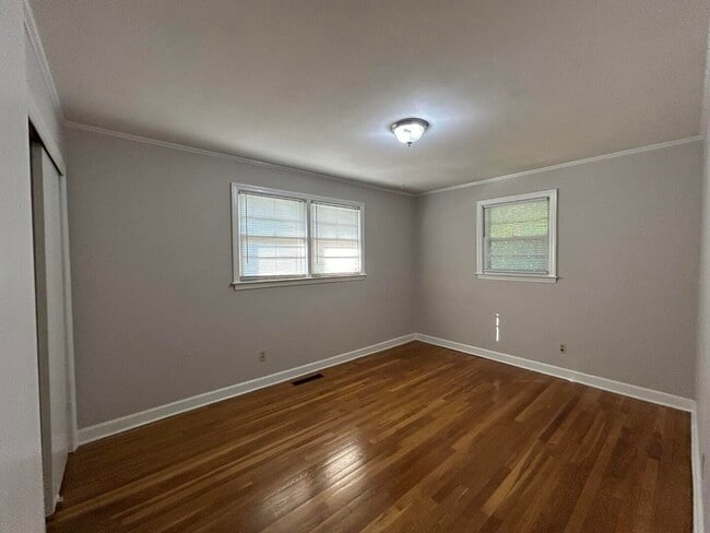 Building Photo - 523 Colonial Dr