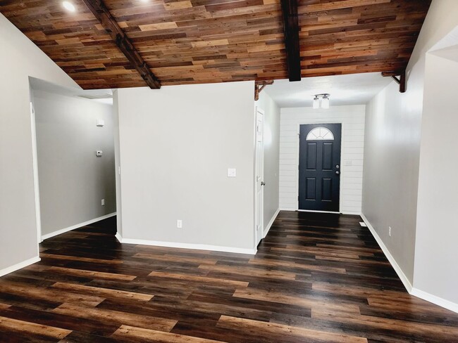 Building Photo - This Strafford Home Has It All ---