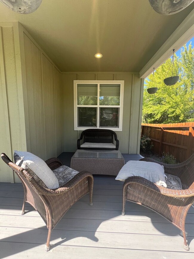 Building Photo - Newer Three bed, 2.5 bath Ashland Home | Available February!