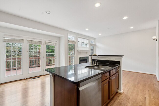 Building Photo - Beautiful 3-level colonial-style town home...
