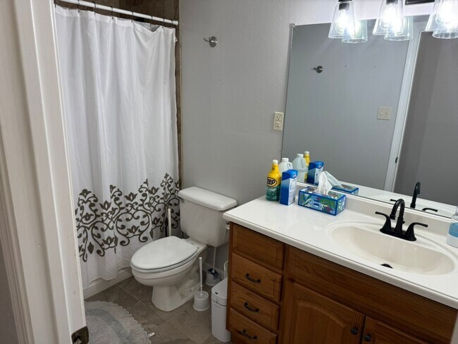 Building Photo - 3 Bed / 2 Bath – Updated Home with Fireplace & Large Backyard