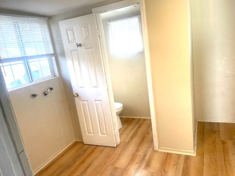 Building Photo - 606 W 4th Ave