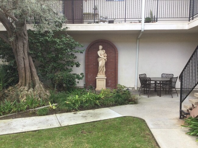 Courtyard_02 - 2910 W 235th St