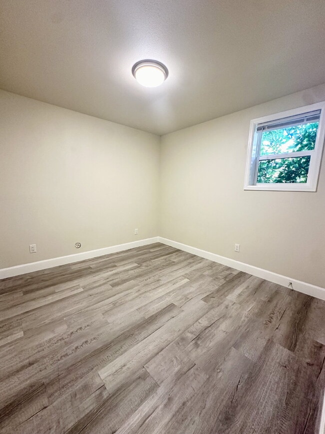 Building Photo - Garden Level Apartment Ready Now!
