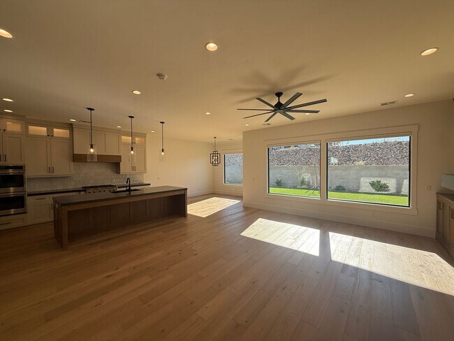 Building Photo - Gorgeous 5 bed 3.5 bath in Desert Canyons