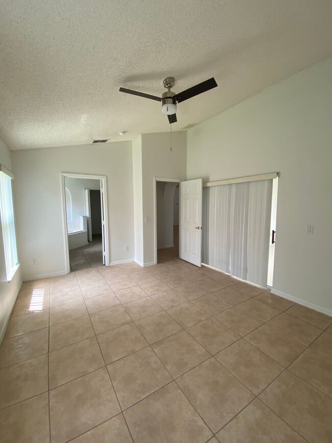 Building Photo - Great 4 Bedroom 3 Bathroom Pool Home in Indian Creek