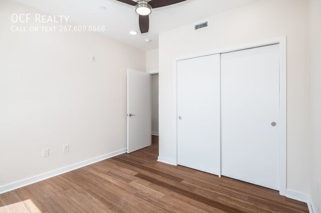 Building Photo - Large Modern Queen Village Three Bedroom /...