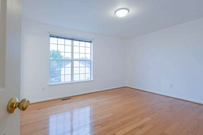 Building Photo - Beautiful 4 BR/3.5 BA Single-Family Home i...