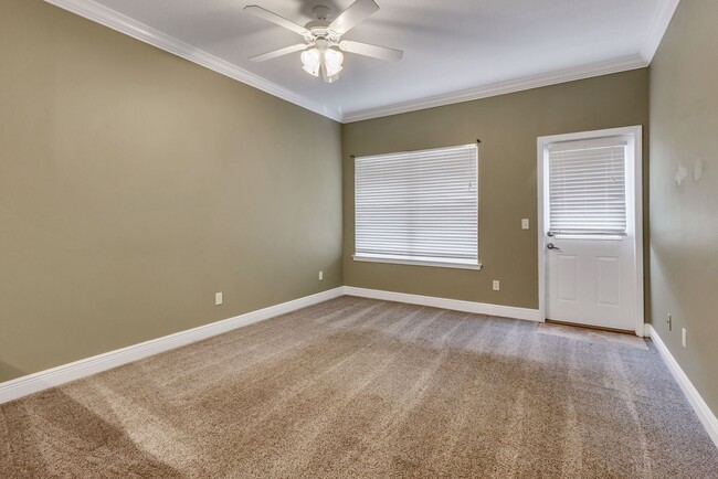 Building Photo - 3 Bedroom- 3 Full bath Small Pet Friendly ...