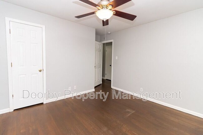 Building Photo - 730 Roberta Dr