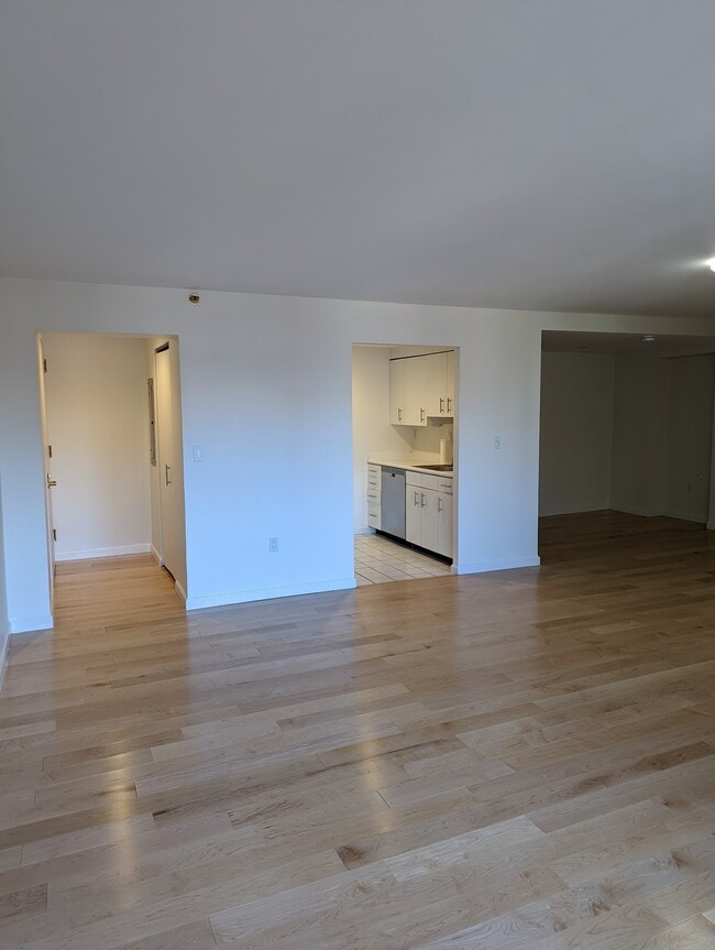 Building Photo - 10 Rogers St