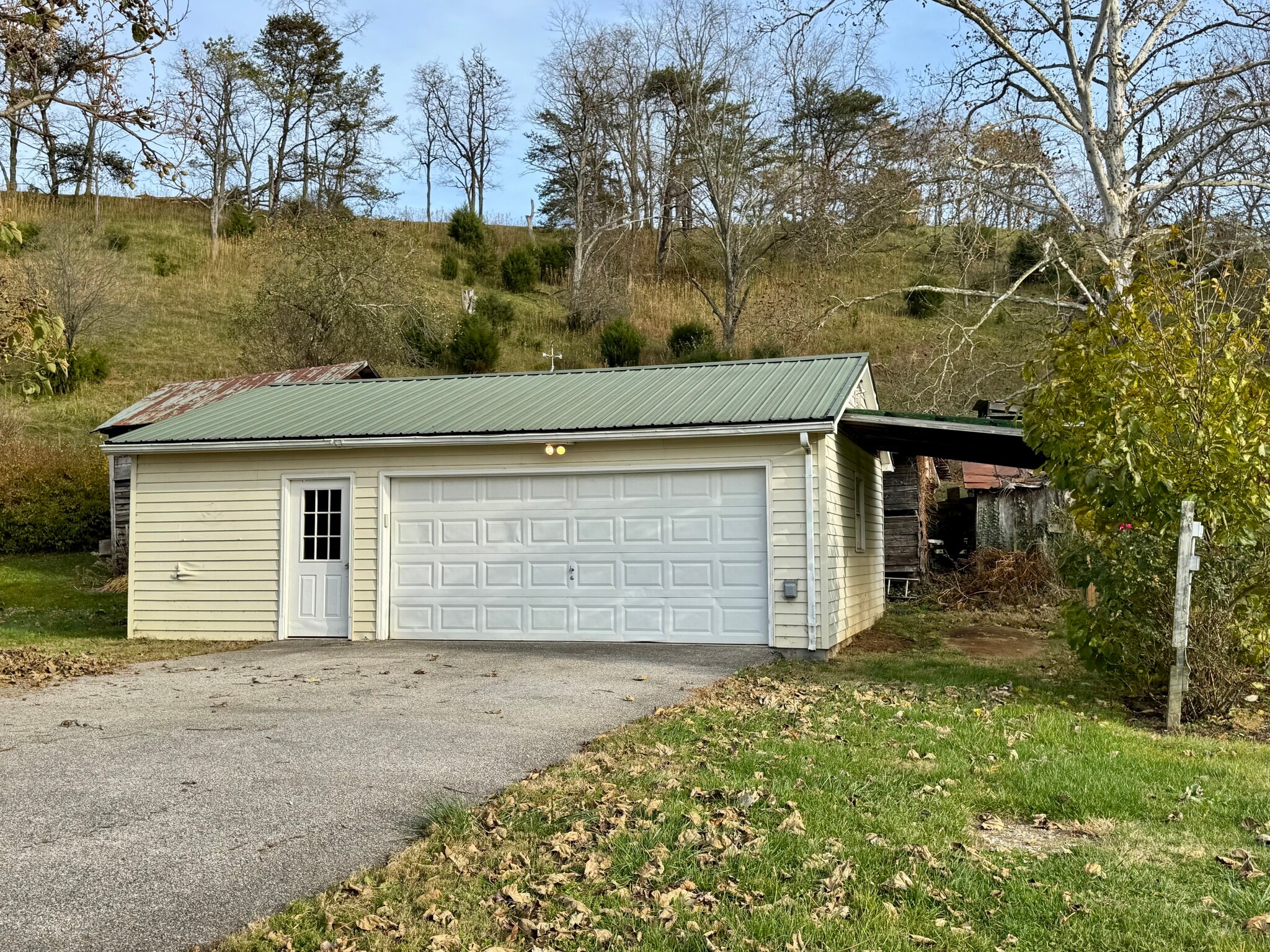2-car garage/electric door opener and a covered area for boats, 4x4 - - 5163 Whitethorne Rd