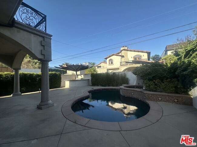 Building Photo - 458 Flores St