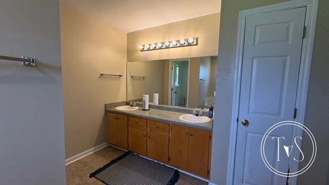 Building Photo - RATE DROP ALERT (was $$2600/month) and FAL...