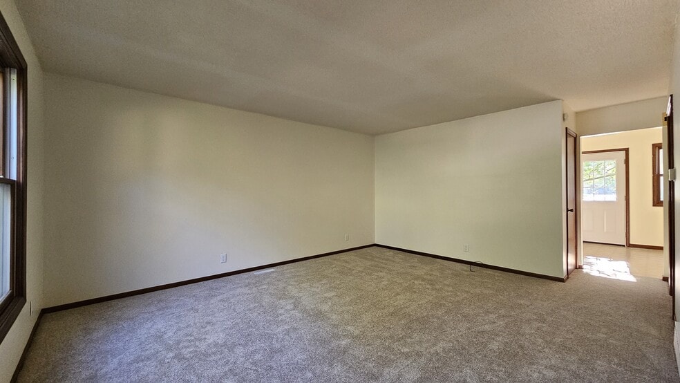 Building Photo - 680 Wildwood Dr