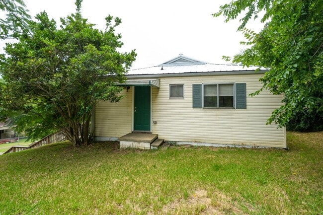 Building Photo - 213 Pine St