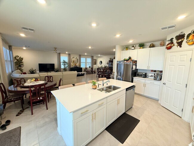 Building Photo - Gated NW community 5Bed