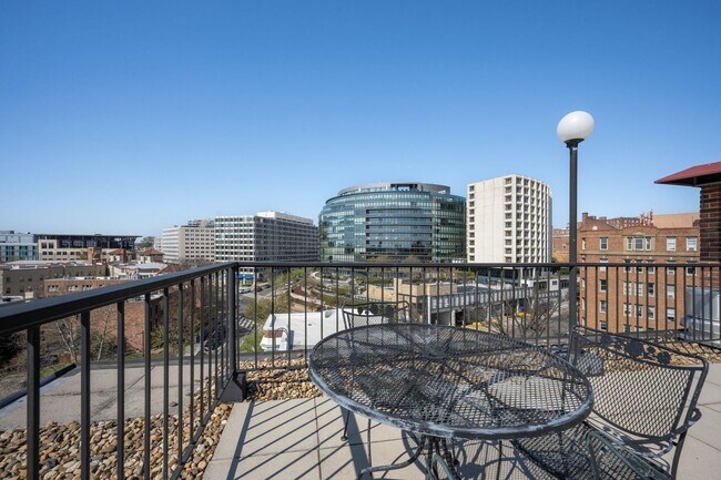 Building Photo - Dupont Circle with Secured Parking! Sun-fi...