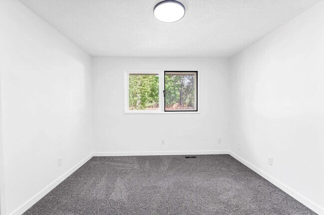 Building Photo - 6305 S Pittsburg St