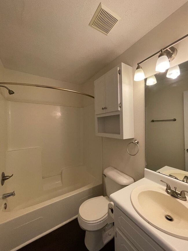 Building Photo - 118 W Briar Dr