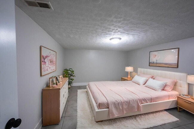 Building Photo - "Spacious 3-Bed, 2-Bath Gem in Indianapolis - Modern Comfort Awaits!"
