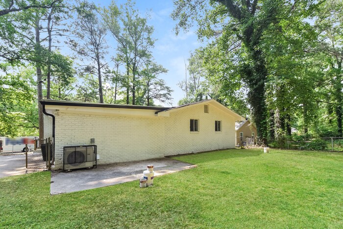 Building Photo - 2362 Macon Dr SW