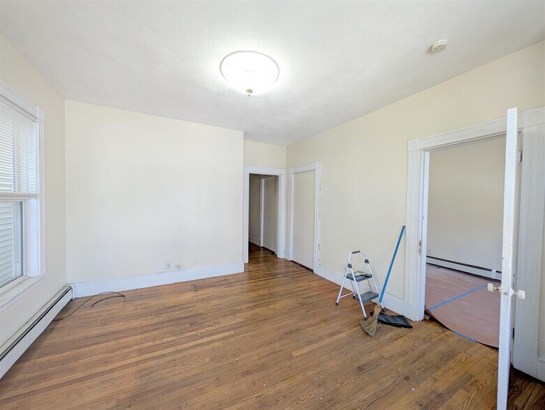 Building Photo - 393 Washington St