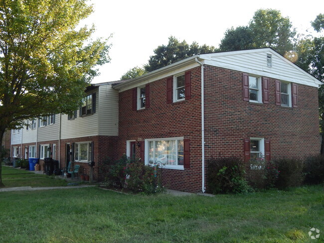 Building Photo - 102 Charles Place