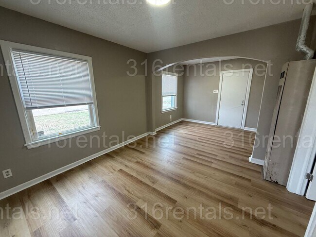 Building Photo - $525 - 1 bedroom / 1 bathroom - duplex