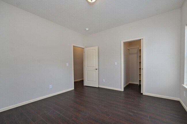 Building Photo - 1320 E Elm St