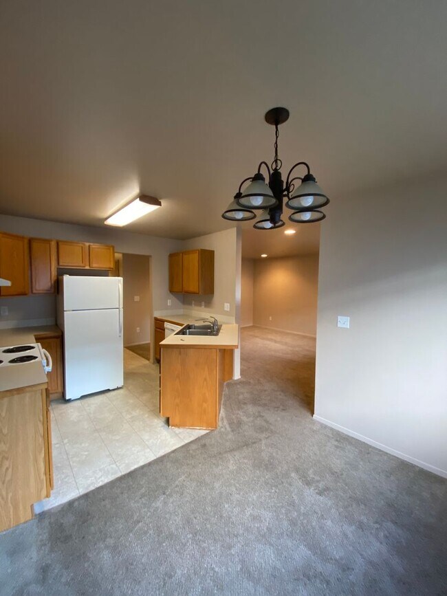 Building Photo - 589 Eastmont Ave